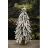 Exkluzívna dekorácia do vianočného prostredia. Malý stromček zasnežený,  vložený do dreveného stojana
Rozmery dekorácie:
Výška dekorácie: 450 mm
Šírka dekorácie: 200 mm
Hrúbka dekorácie: 200 mm
