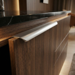 Úchytka na hranu dvierok...