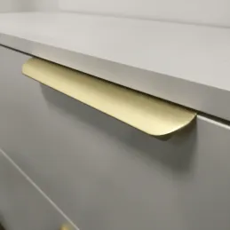 Úchytka na hranu dvierok AVANTI / Mosadz brúsená