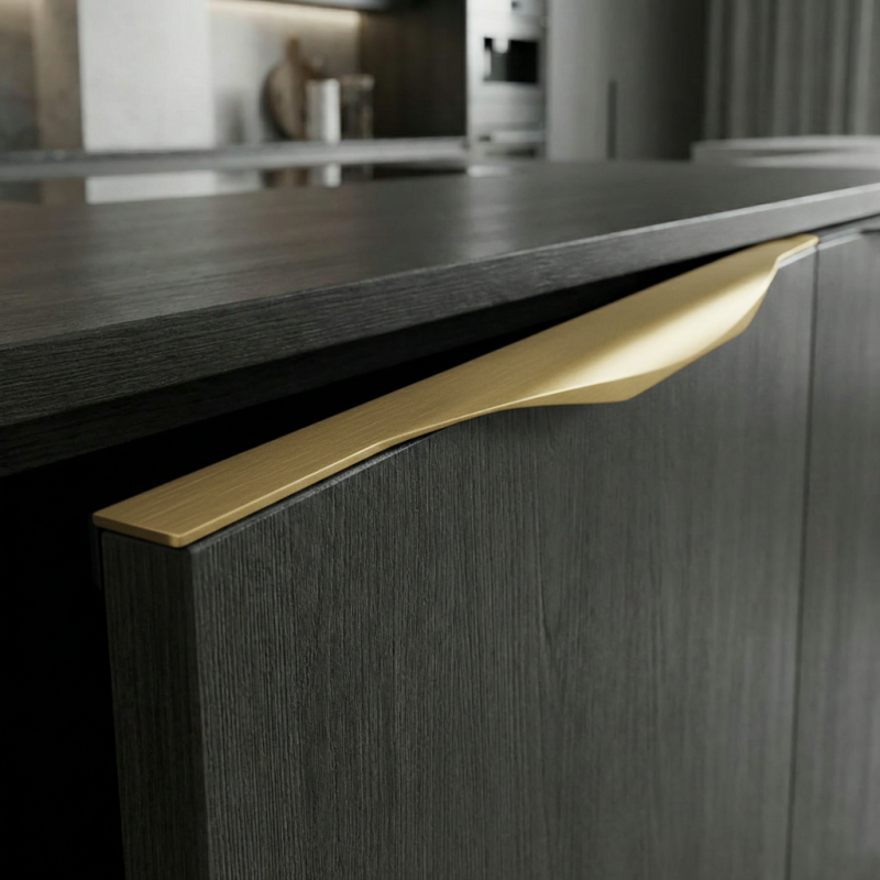 Úchytka na hranu dvierok VULCANO / Mosadz Brúsená