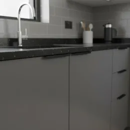 Úchytka na hranu dvierok PADOVA / Čierna matná