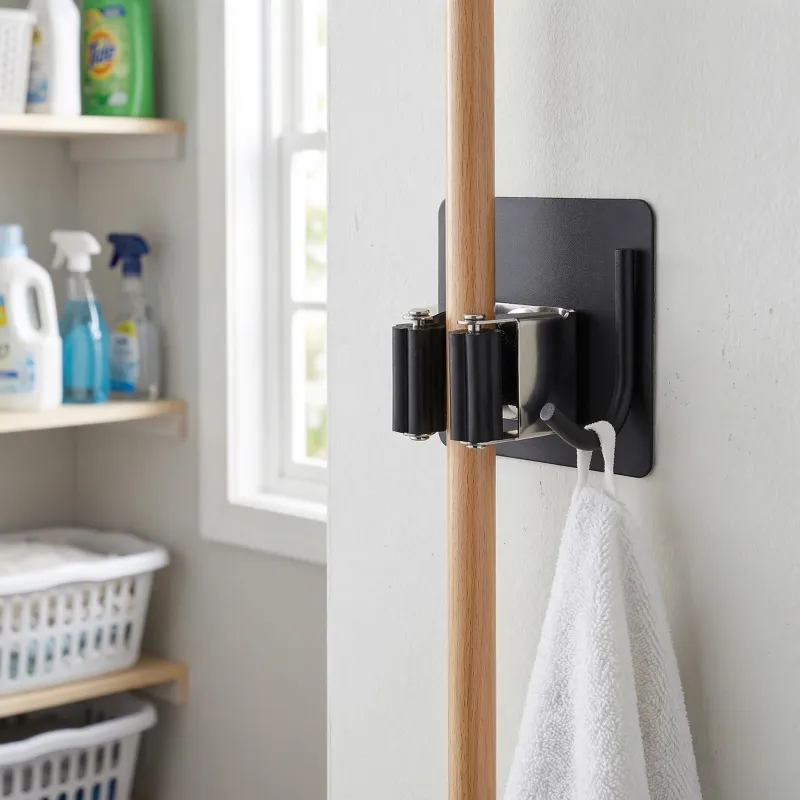 Samolepiaci vešiak na metlu alebo mop / Čierna matná