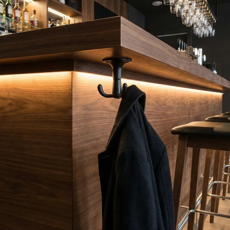 Otočný vešiak TWISTER / Čierna matná