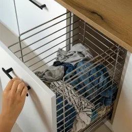 Výsuvný kôš na prádlo s tlmením a uchytením na dvierka ORTA / Biela matná