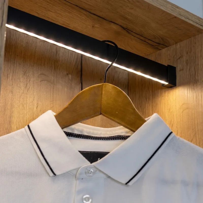 Vešiaková tyč SLIM na LED pásik s krytkou / Čierna