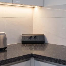 Interiérová zásuvková lišta CORNER SCHUKO 2x 230V + USB A-C / Čierna matná