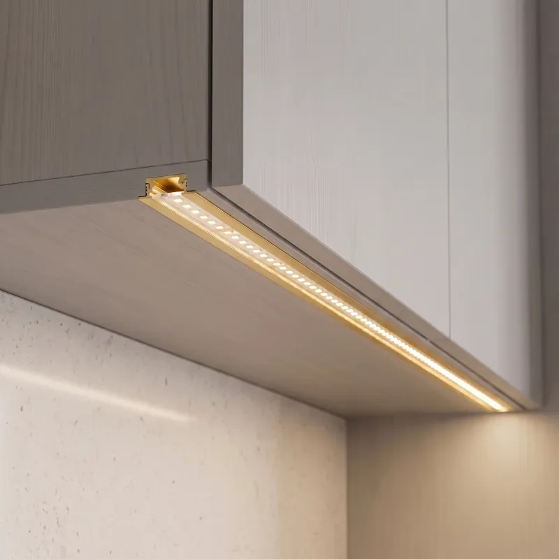 Zafrézovacia hliníková lišta ZARIA na LED osvetlenie s transparent krytkou / Zlatá