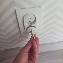 Sada 15ks bezpečnostných záslepok s kľúčom / Biela